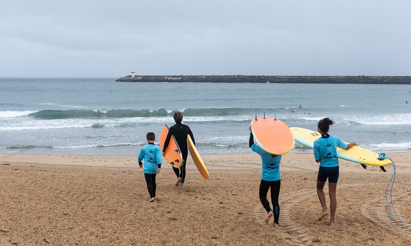 Hemeretzigarren Glisseguna aroak mugatu badu ere, surf egin ahal izan dute goizean, Iban Iturbiderekin. GUILLAUME FAUVEAU. Hemeretzigarren Glisseguna aroak mugatu badu ere, surf egin ahal izan dute goizean, Iban Iturbiderekin. GUILLAUME FAUVEAU.