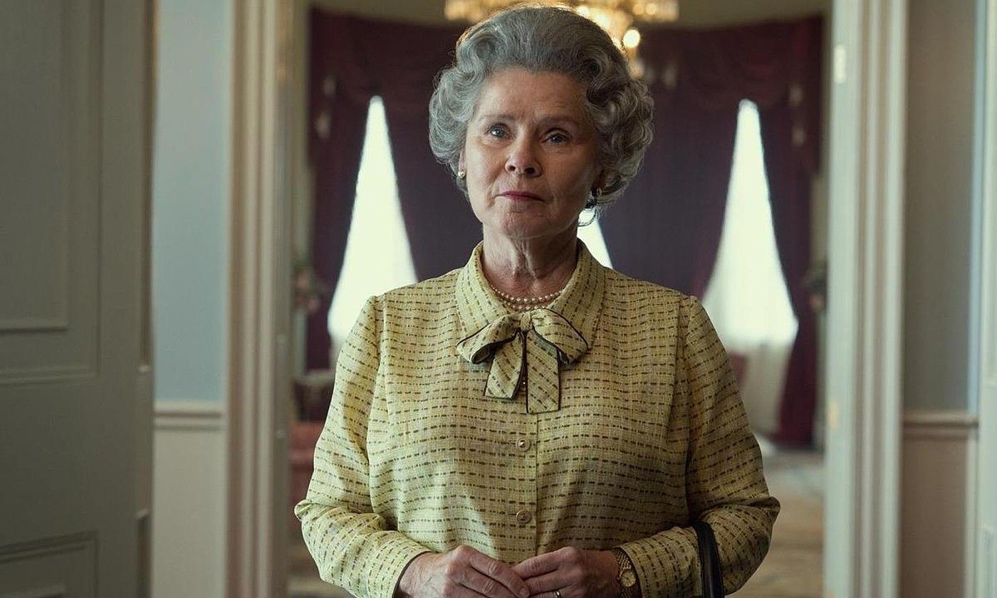 Imelda Staunton aktorea, Elizabeth II.aren paperean, The Crown telesailean. NETFLIX.