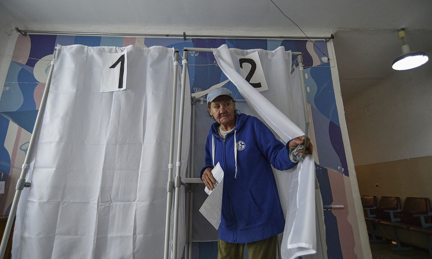 Pertsona bat, atzo, Ukrainako Zaporizhia eskualdeko hautesleku batean, bozkatzeko pronto. EFE. Pertsona bat, atzo, Ukrainako Zaporizhia eskualdeko hautesleku batean, bozkatzeko pronto. EFE.