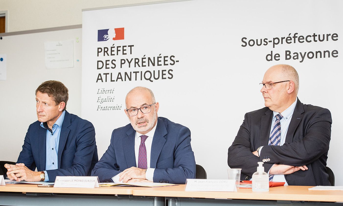Jerome Bourrier prokuradorea (ezkerrean) eta Philippe Le Moing-Surzur (erdian), atzo. GUILLAUME FAUVEAU. Jerome Bourrier prokuradorea (ezkerrean) eta Philippe Le Moing-Surzur (erdian), atzo. GUILLAUME FAUVEAU.