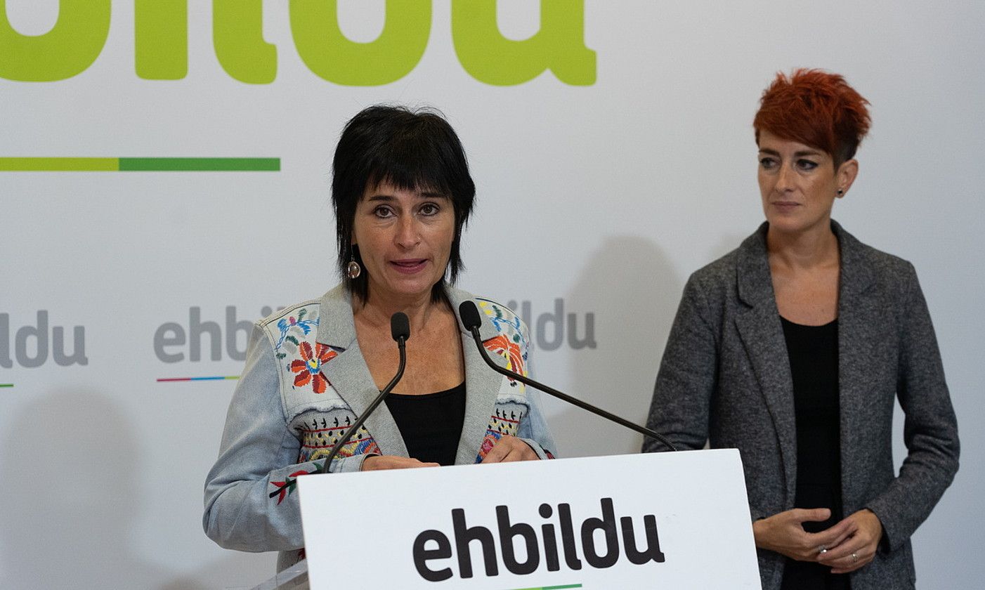 EH Bilduko Laura Aznal eta Bakartxo Ruiz, atzo, Iruñeko egoitzan. JAGOBA MANTEROLA/ FOKU. EH Bilduko Laura Aznal eta Bakartxo Ruiz, atzo, Iruñeko egoitzan. JAGOBA MANTEROLA/ FOKU.