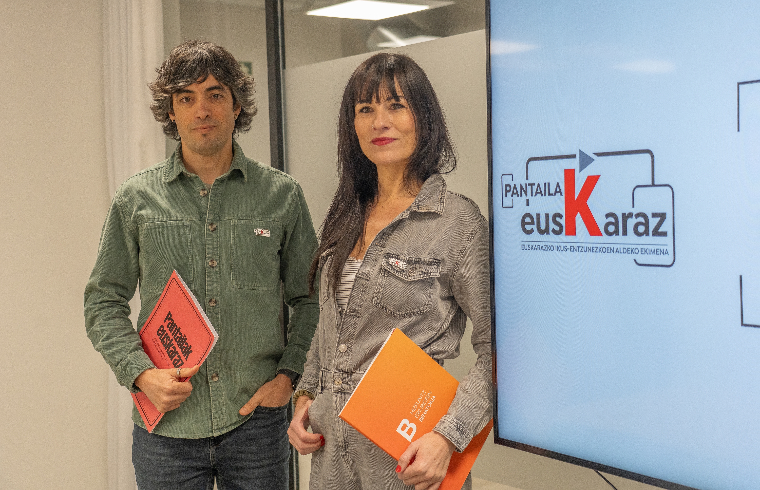 Alex Aginagalde eta Agurne Gaubeka, gaur Donostian egindako aurkezpenean. ANDONI CANELLADA / FOKU