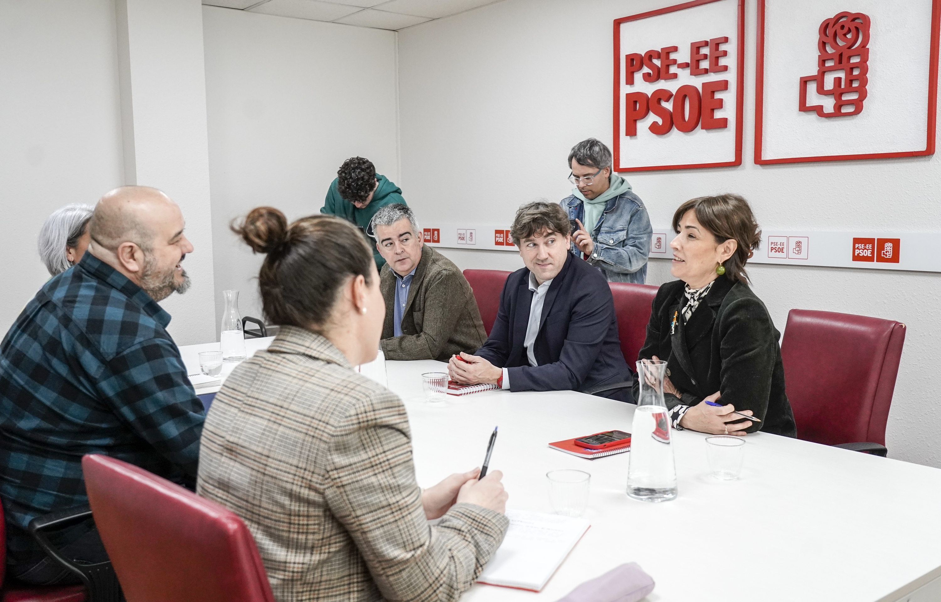PSE-EEren eta EAEko Ahal Dugu-ren zuzendaritzen arteko bilera, gaur. MARISOL RAMIREZ / FOKU