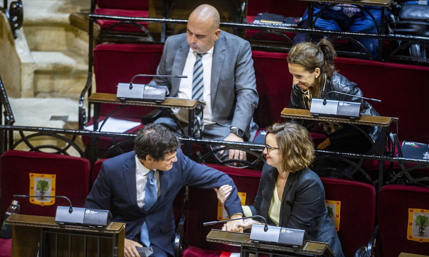 Unai Rementeria Bizkaiko ahaldun nagusia eta Elixabete Etxanobe, Bizkaiko Batzar Nagusiko osoko bileran, atzo. JAIZKI FONTANEDA/FOKU. Unai Rementeria Bizkaiko ahaldun nagusia eta Elixabete Etxanobe, Bizkaiko Batzar Nagusiko osoko bileran, atzo. JAIZKI FONTANEDA/FOKU.