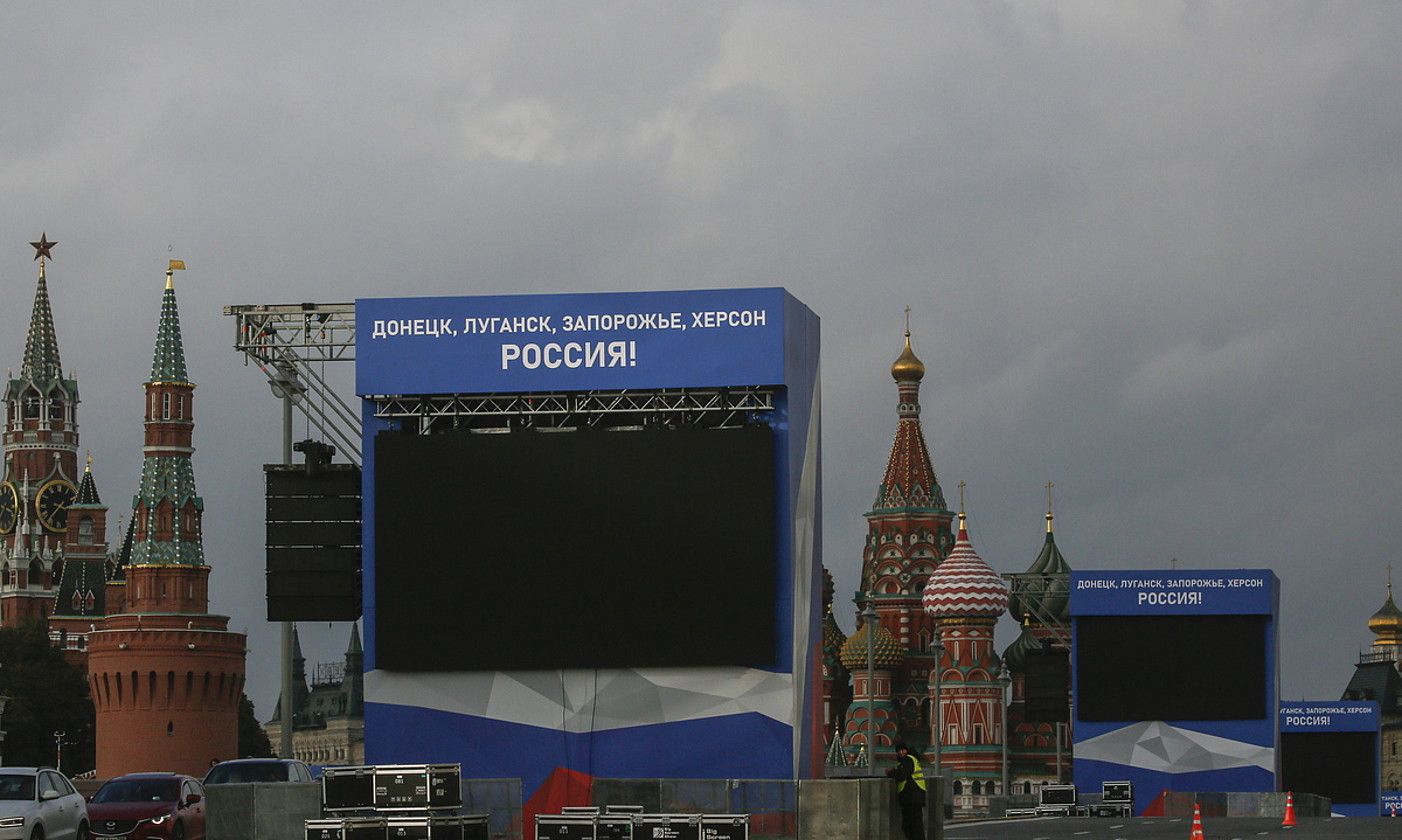 Moskuko Plaza Gorria, atzo, anexioa gauzatzeko gaur egingo duten ekitaldia prestatzen. SERGEI ILNITSKY / EFE. Moskuko Plaza Gorria, atzo, anexioa gauzatzeko gaur egingo duten ekitaldia prestatzen. SERGEI ILNITSKY / EFE.