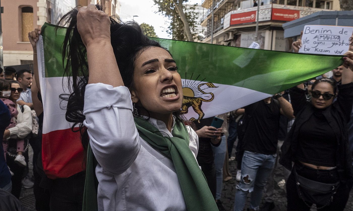 Emakume bat ileari tiraka, atzean Irango Iraultza Islamikoko bandera agerian dela, Aminiren heriotzak eragindako protesta batean, Istanbulen. ERDEM SAHIN / EFE.