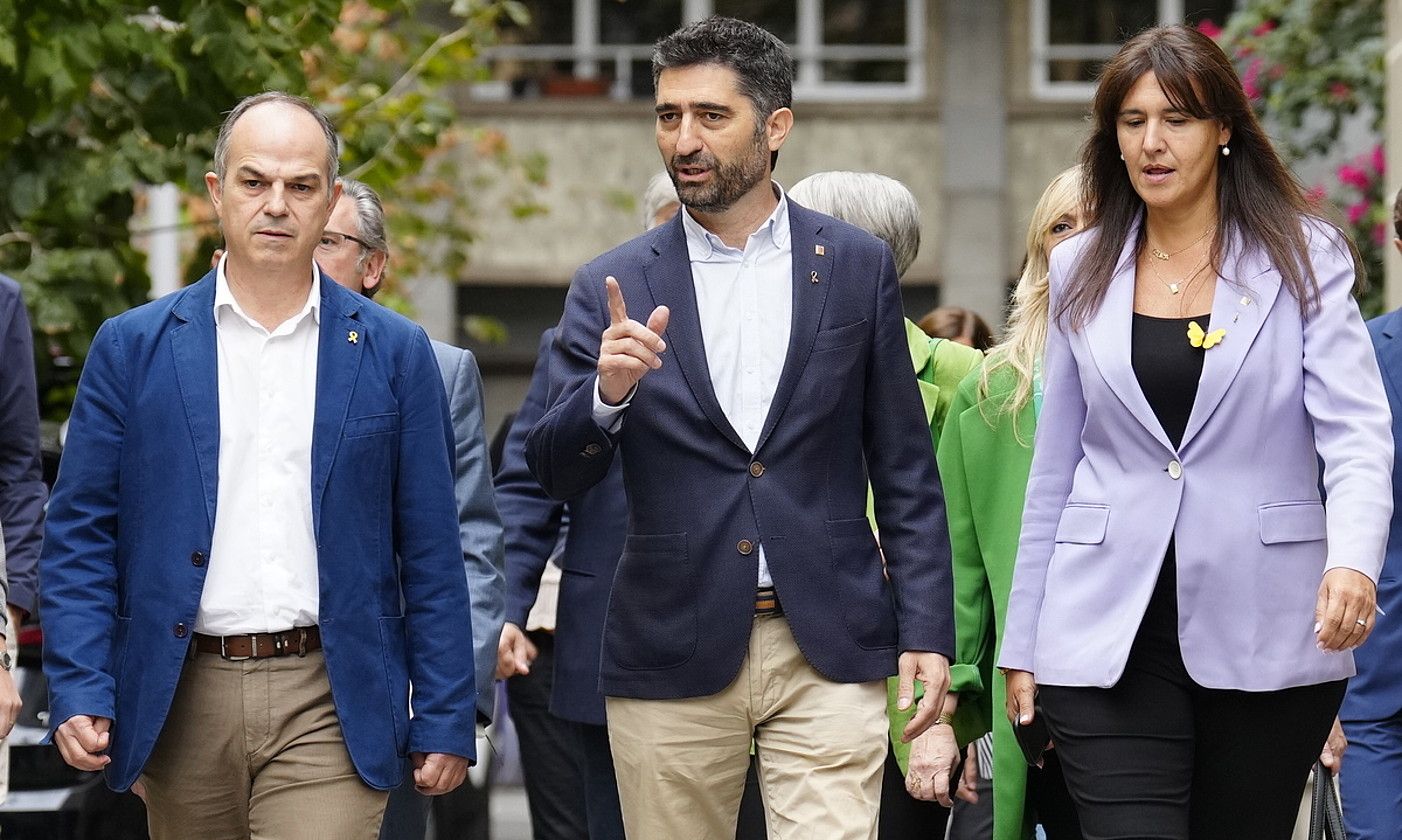 Jordi Turull JxCko idazkari nagusia, Jordi Puignero Kataluniako Gobernuko presidenteorde ohia eta Laura Borras, JxCko presidentea, atzo. ENRIC FONTCUBERTA / EFE.