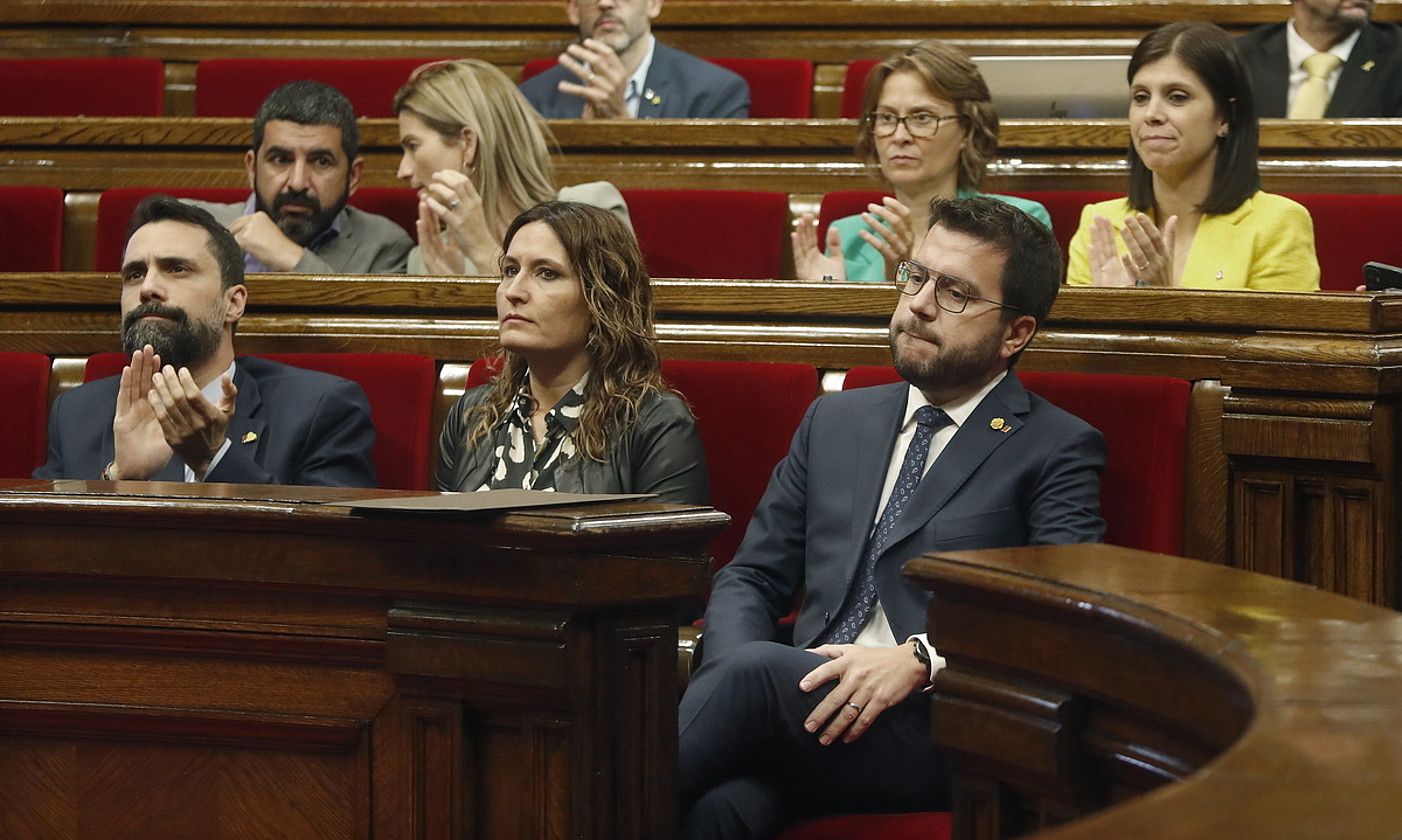 Pere Aragones, Kataluniako Parlamentuan, lehen aldiz Jordi Puignero presidenteordea aldamenean izan gabe. EFE.
