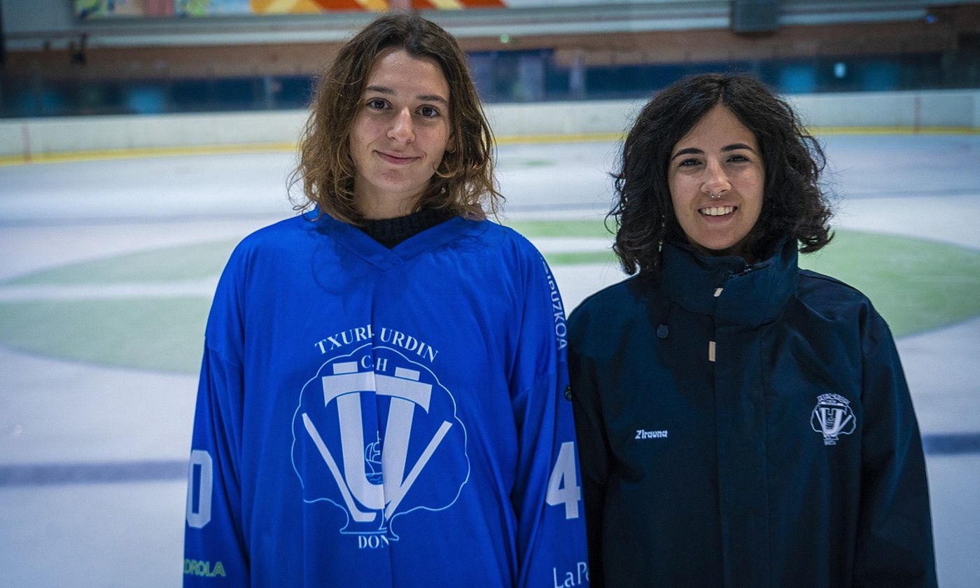 Maria Serna jokalaria eta Irene Senac entrenatzailea Txuri-Urdin izotz jauregian, aste honetan, taldearen aurkezpenean. GORKA RUBIO / FOKU.