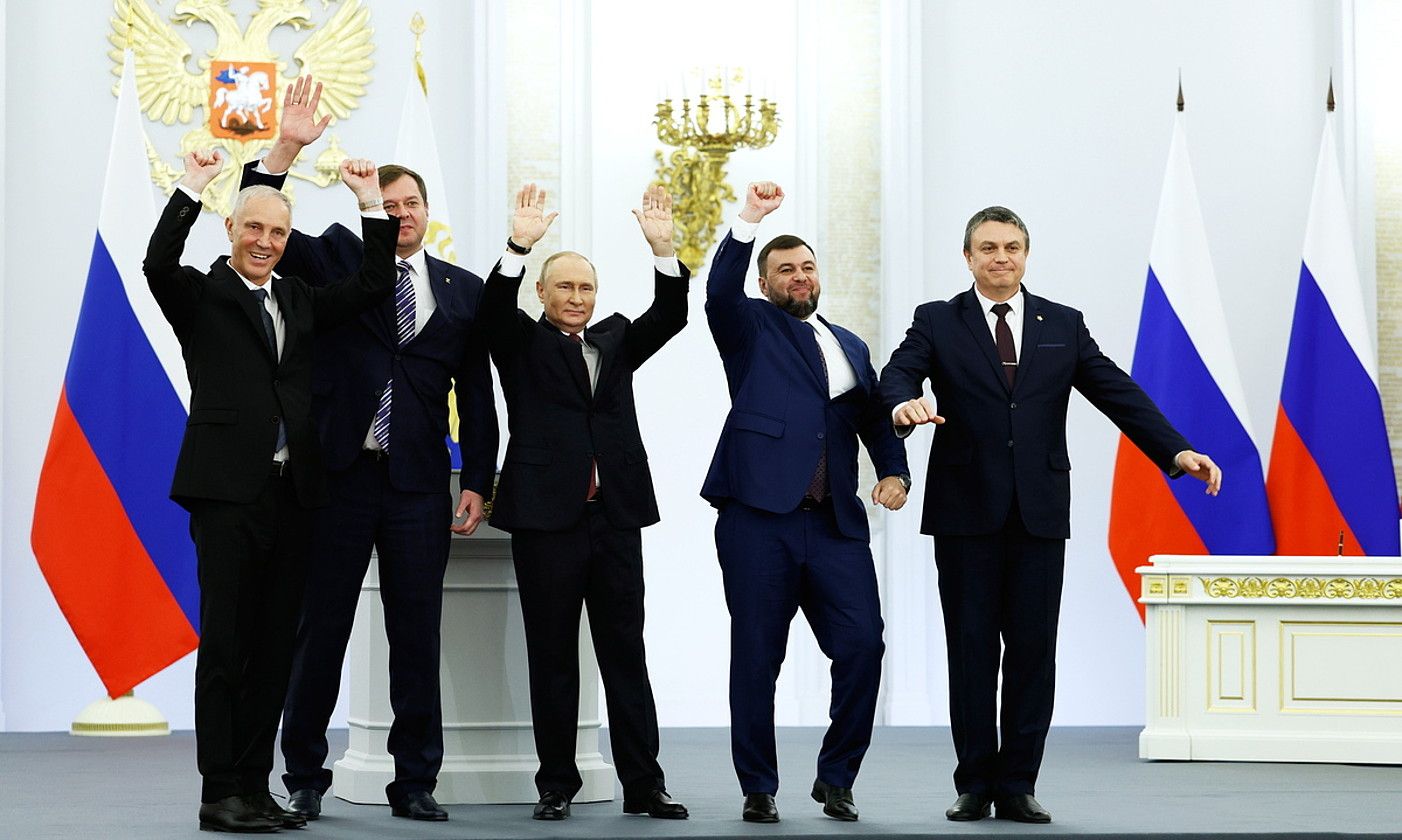 Vladimir Saldo (Kherson), Jevgeni Balitski (Zaporizhia), Vladimir Putin, Denis Puxilin (Donetsk) eta Leonid Pasetxnik (Luhansk), atzo, Kremlinen. GRIGORY SISOEV / EFE.