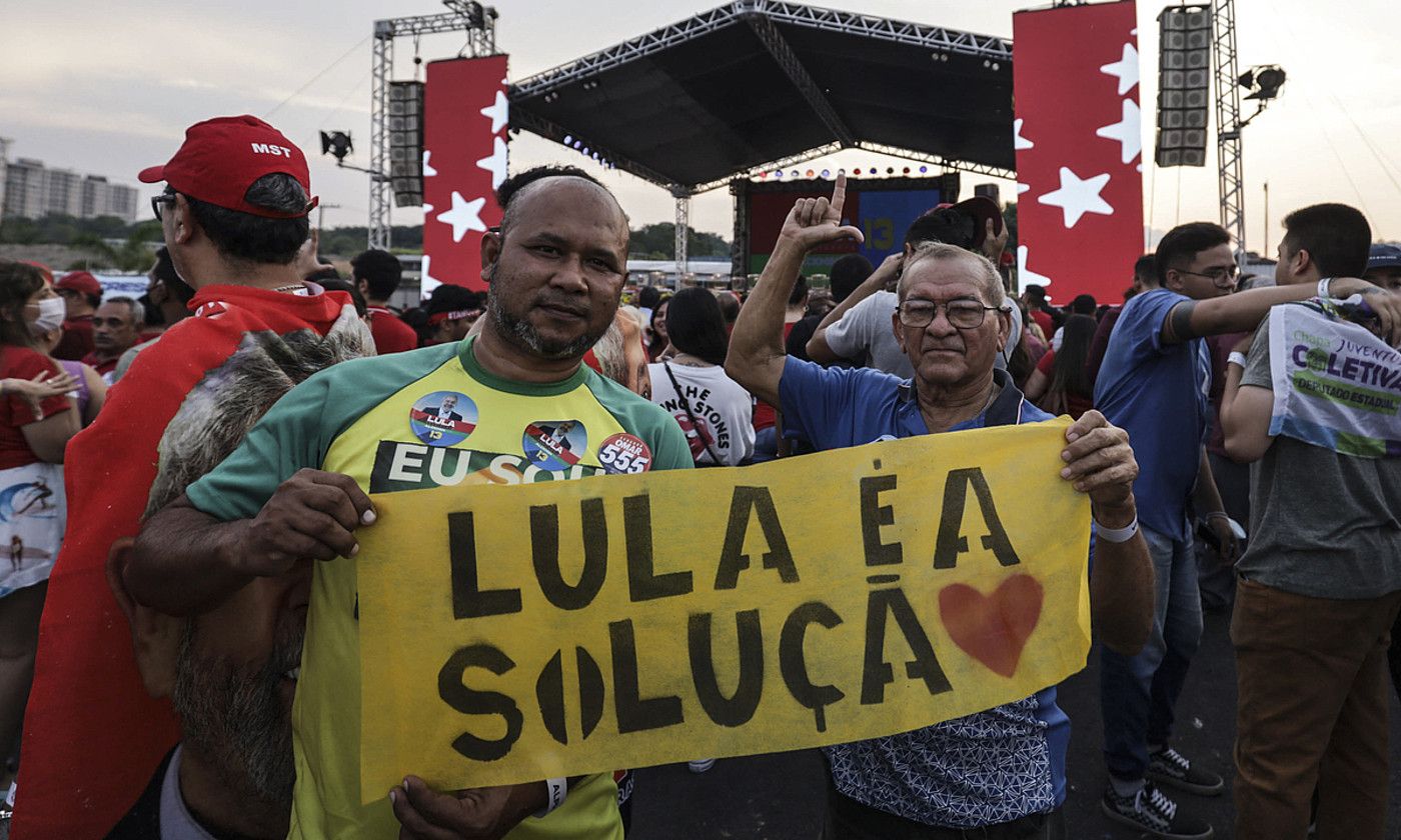 Bolsonaroren jarraitzaile bat, auto batean. ANDRE COELHO / EFE.