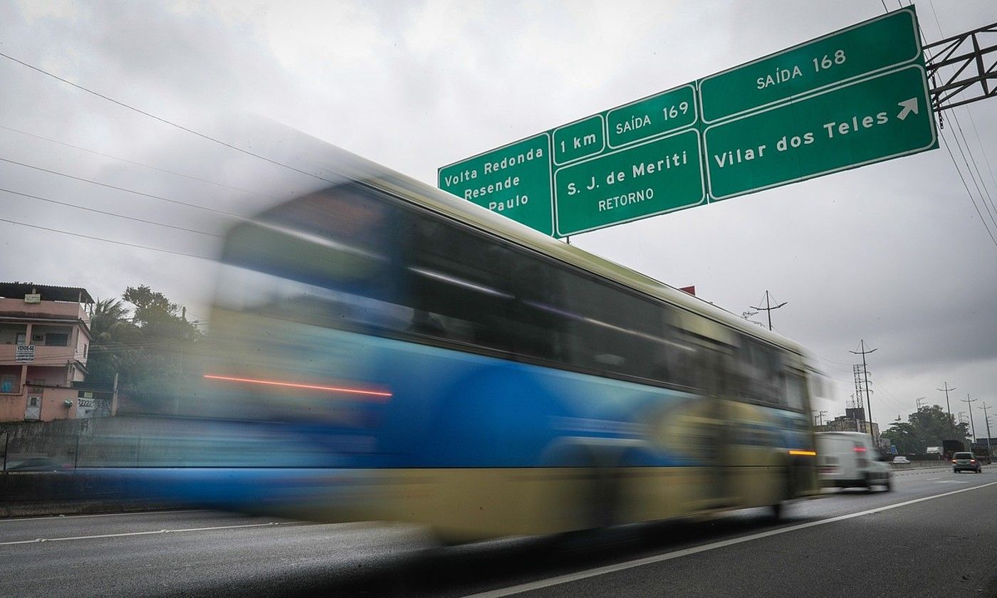 Autobus bat Brasilgo autobide batean, Rio de Janeiro eta Sao Paulo artean. ANDRE COELHO / EFE.