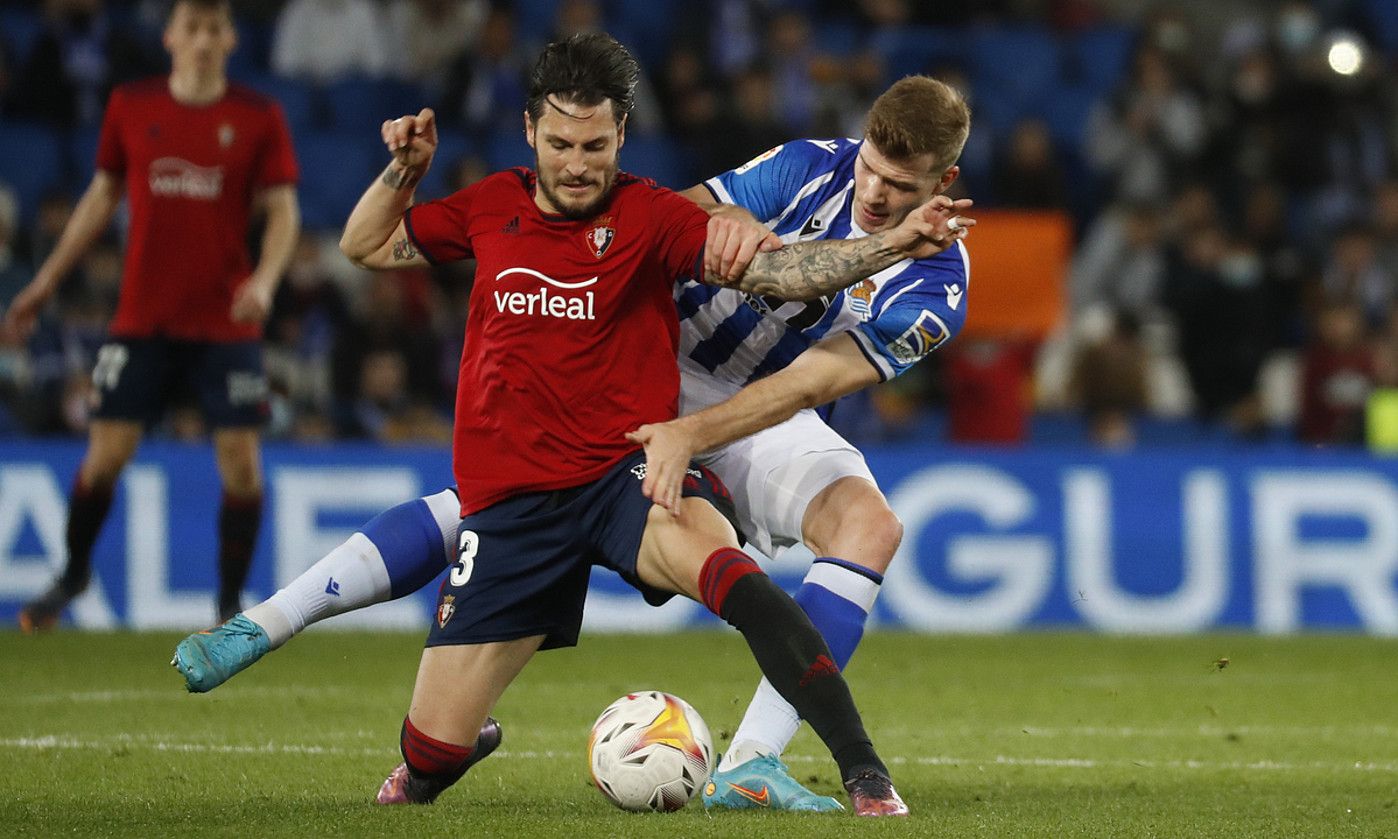 Juan Cruz Osasunako atzelaria eta Alexander Sorloth Realeko aurrelaria, lehian, aurreko denboraldian Anoetan jokatutako partidan. JAVIER ETXEZARRETA / EFE. Juan Cruz Osasunako atzelaria eta Alexander Sorloth Realeko aurrelaria, lehian, aurreko denboraldian Anoetan jokatutako partidan. JAVIER ETXEZARRETA / EFE.