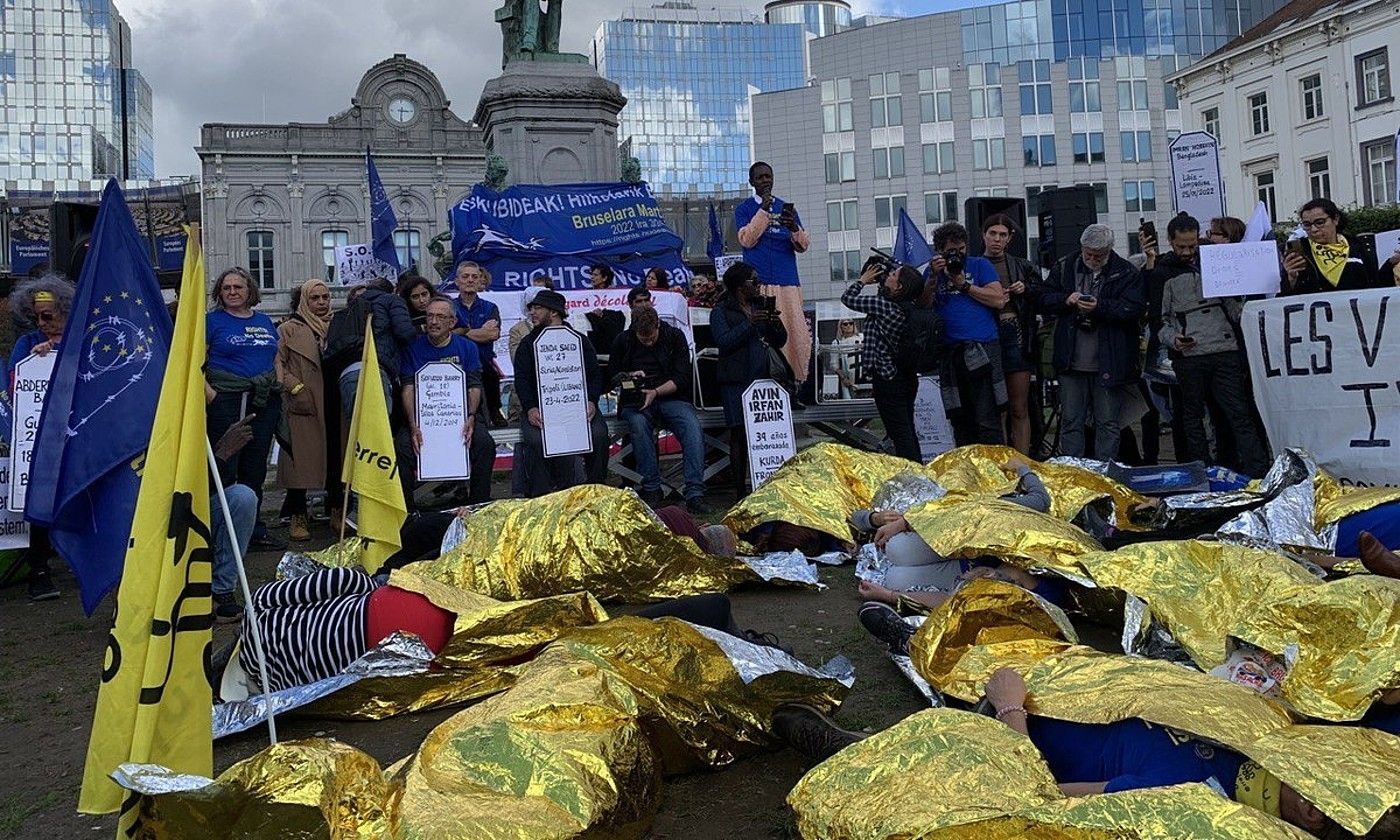 Europara heltzeko ahaleginetan hil direnen izenak irakurri zituzten atzo, eta hildakoak irudikatzeko lurrean etzan ziren hainbat manifestari. ONGI ETORRI ERREFUXIATUAK.