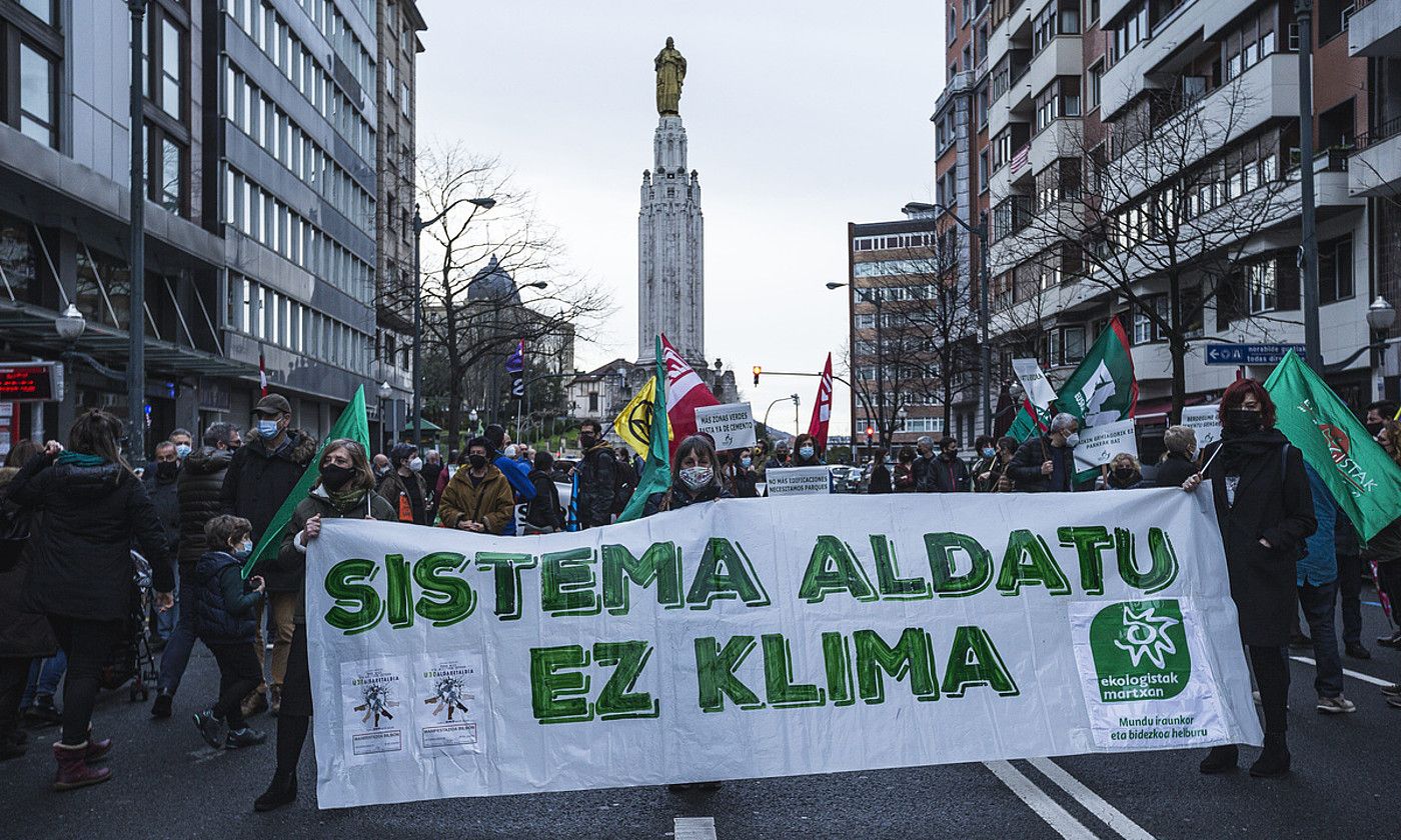 Klima larrialdia salatzeko protesta bat, iaz, Bilbon. ARITZ LOIOLA / FOKU.