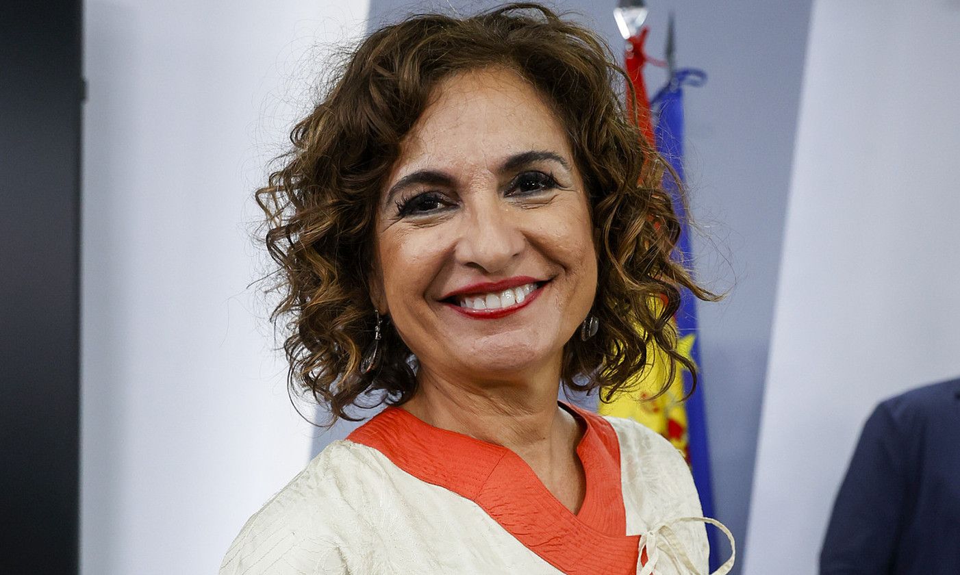 Maria Jesus Montero ministroa, aurrekontuen proiektuarekin. J.C. HIDALGO / EFE.