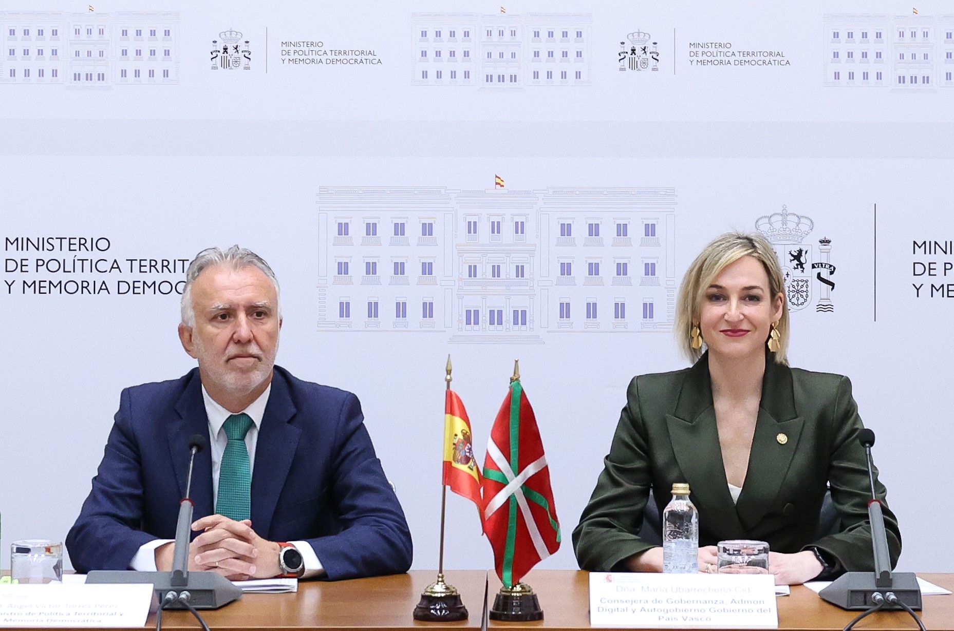 Angel Victor Torres Espainiako Gobernuko Lurralde Politiketako ministroa eta Maria Ubarretxena Gobernantza eta Autogobernuko sailburua eta gobernuko bozeramailea, gaurko bileran. IREKIA