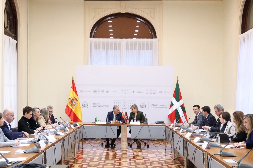 Eusko Jaurlaritzako eta Espainiako Gobernuko ordezkariak, bilduta, gaur Lurralde Politikarako Ministerioan egin den batzarrean. IREKIA