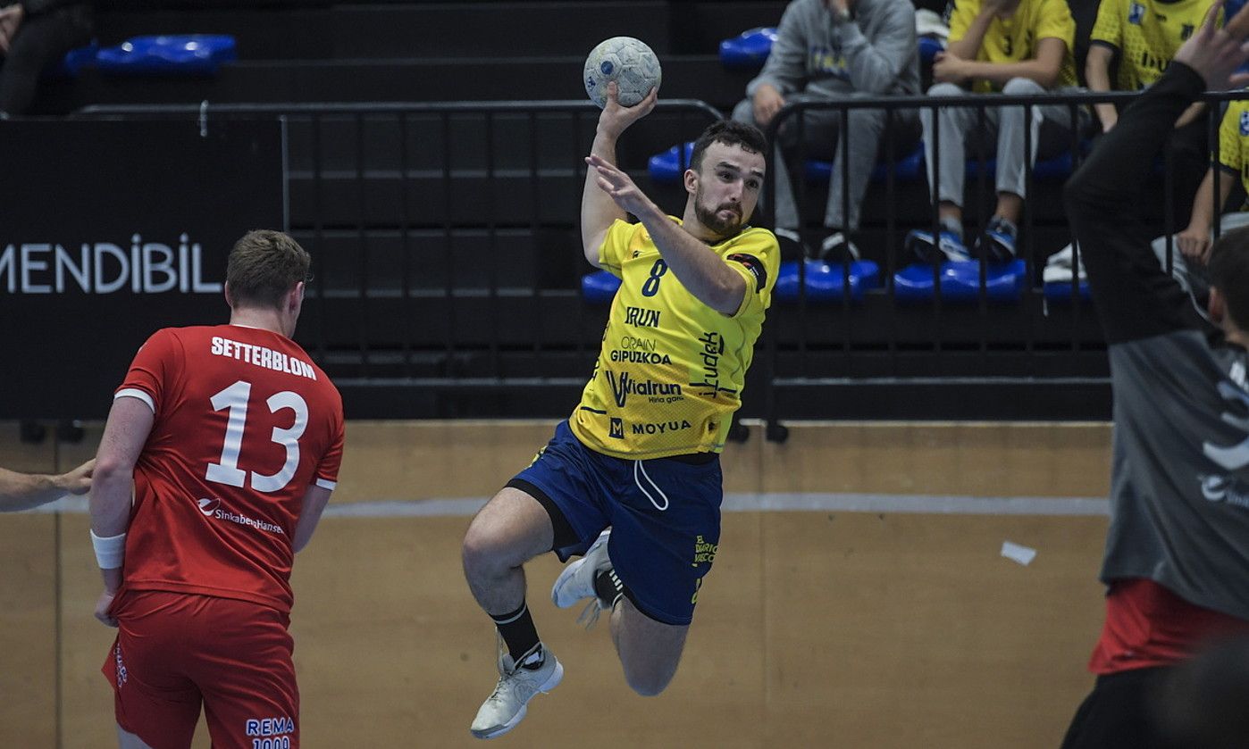 Mikel Zabala jaurtiketa bat egiten, joaneko partidan. JON URBE / FOKU. Mikel Zabala jaurtiketa bat egiten, joaneko partidan. JON URBE / FOKU.