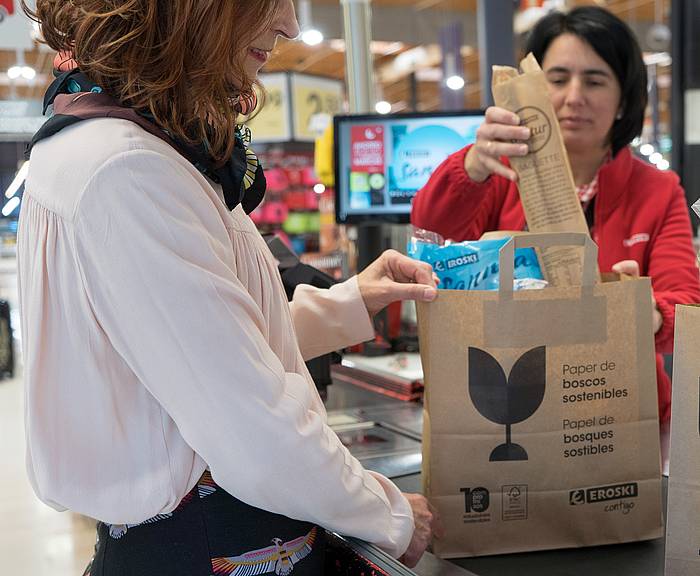 Ersoketak egiten Eroski supermerkatu batean. EROSKI