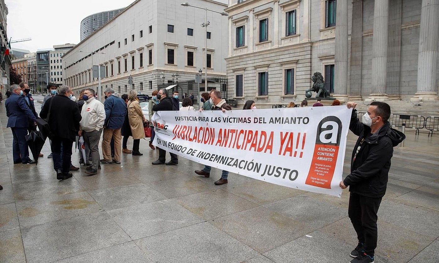 Amiantoaren biktimen protesta bat, Espainiako Kongresuaren aurrean. JUAN CARLOS HIDALGO / EFE.