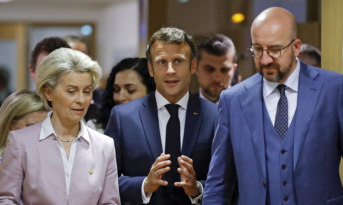 Von der Leyen Europako Batzordeko presidentea , Macron Frantziako presidentea eta Michel Europar Kontseiluko presidentea. OLIVIER HOSLET / EFE.