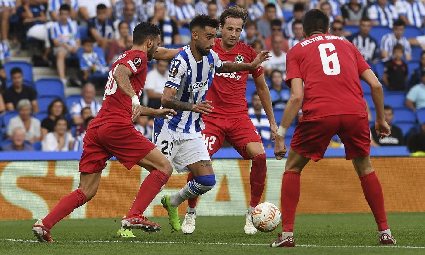 Brais Mendez Realeko jokalaria, Omoniako jokalariez inguratuta, Europa ligako aurreko partidan. JON URBE / FOKU. Brais Mendez Realeko jokalaria, Omoniako jokalariez inguratuta, Europa ligako aurreko partidan. JON URBE / FOKU.