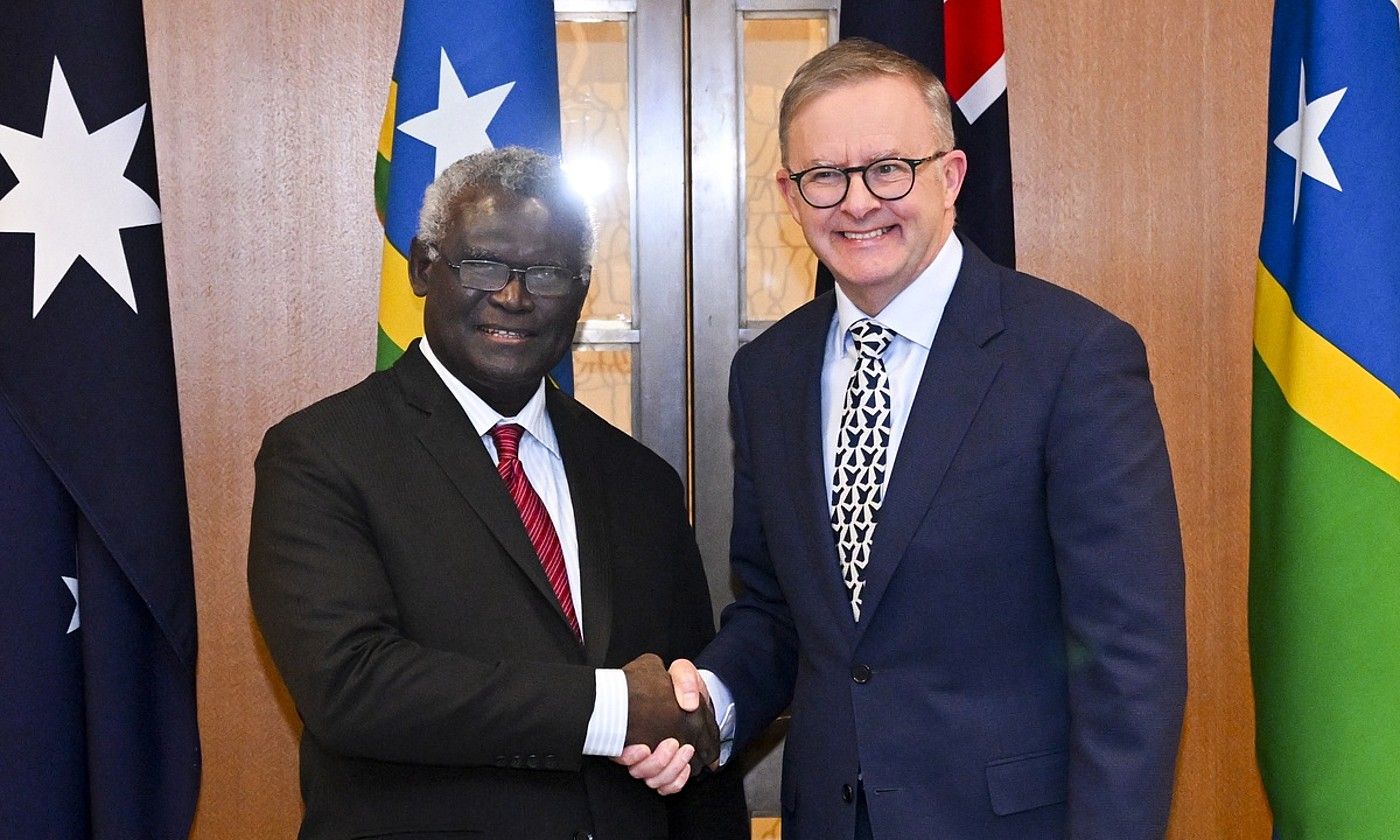 Manaseeh Sogavare eta Anthony Albanese, atzoko batzarrean. LUKAS COCH / EFE.