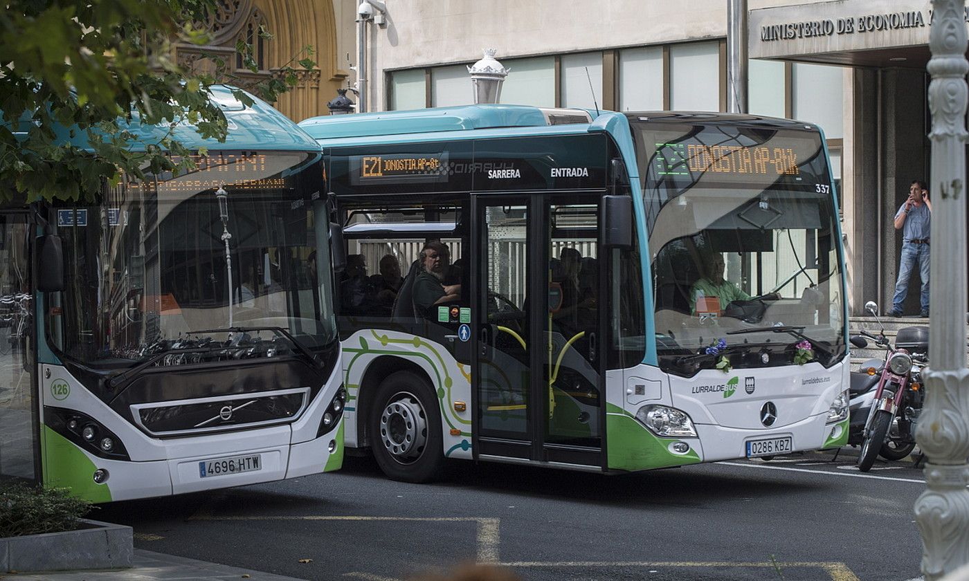 Gipuzkoako sare publikoko autobusak, artxiboko irudi batean. JON URBE / FOKU. Gipuzkoako sare publikoko autobusak, artxiboko irudi batean. JON URBE / FOKU.
