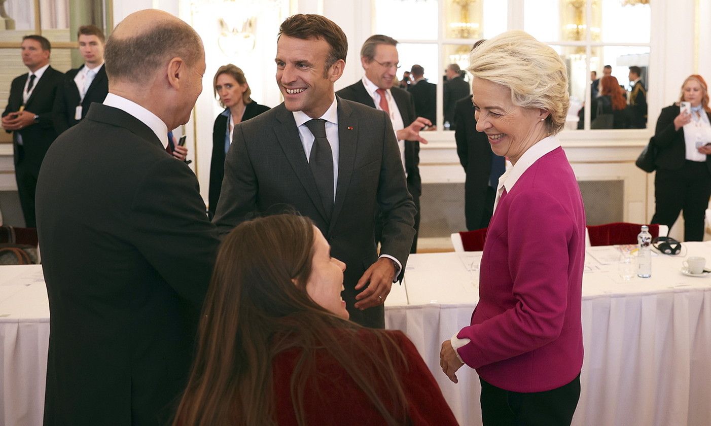 Olaf Scholz (Alemania), Emmanuel Macron (Frantzia), Katrin Jakobsdottir (Islandia, bizkarrez) eta Von der Leyen (Europako Batzordea), atzo, Pragan. M. D. / EFE.