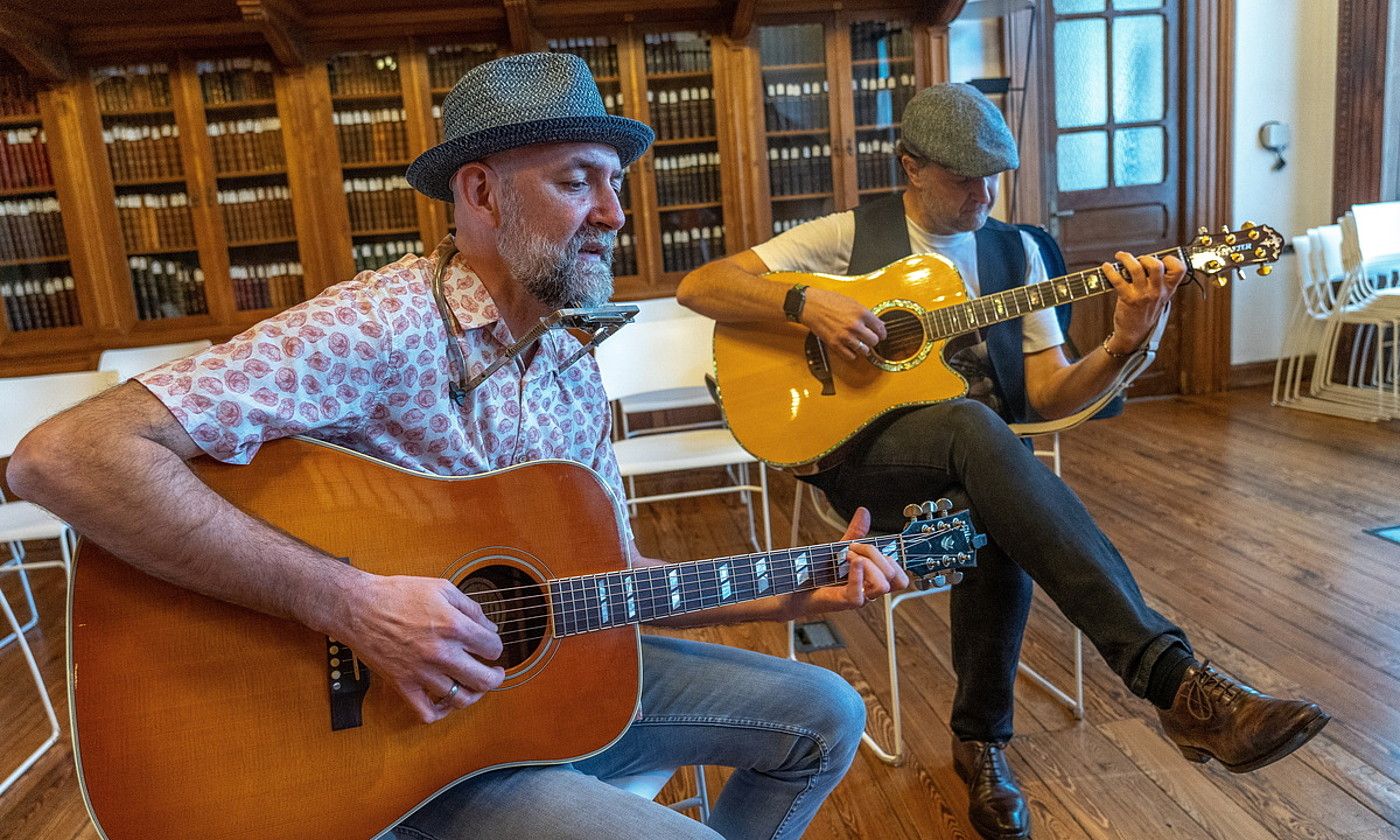 Maskos Untzeta musikaria (lehen planoan), gitarrarekin eta harmonikarekin kantuan, Giovanni Zanon gitarrista alboan duela, Donostian. ANDONI CANELLADA / FOKU.