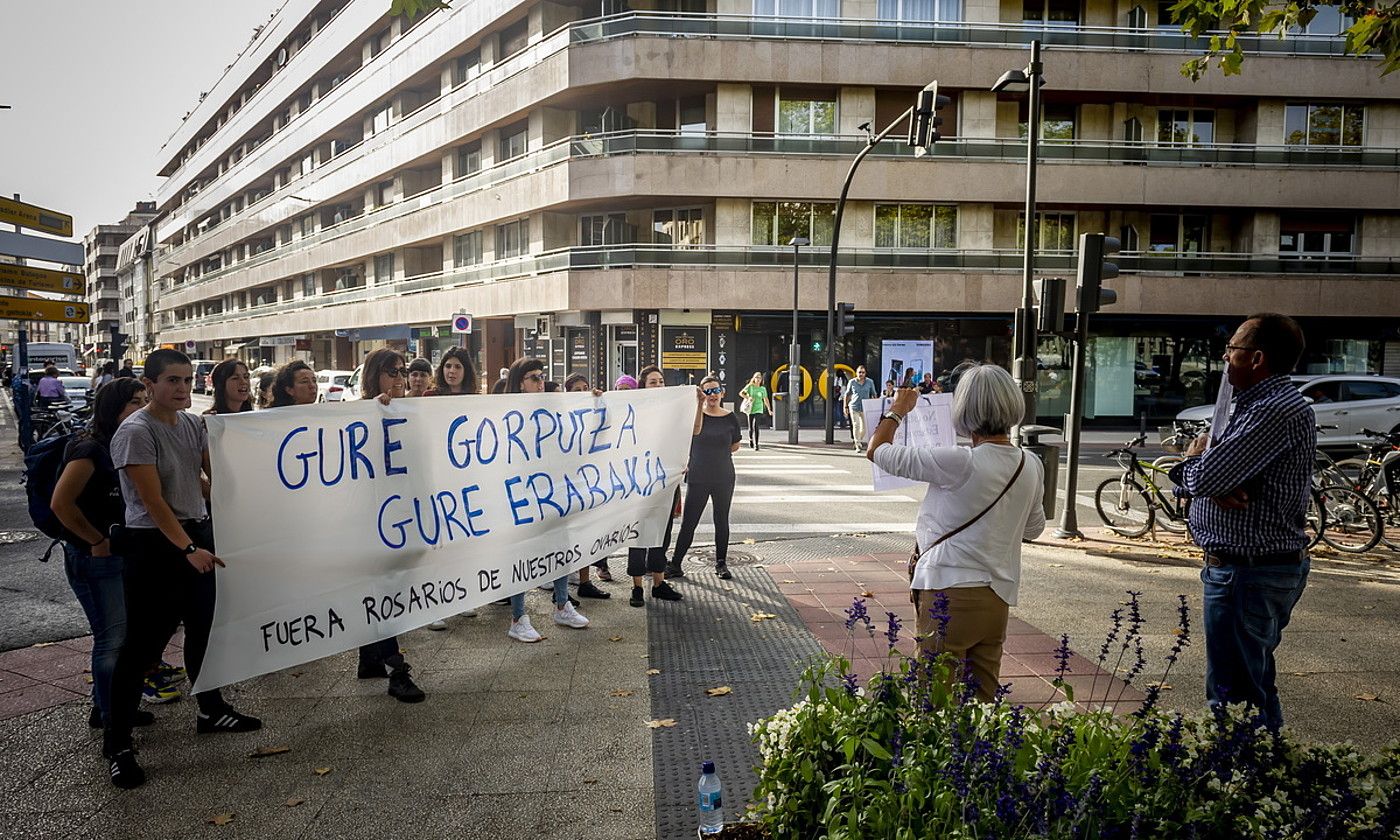 Gasteizko mugimendu feministak aurre egin zien atzo abortatzeko eskubidearen aurka ari zirenei. JAIZKI FONTANEDA / FOKU.