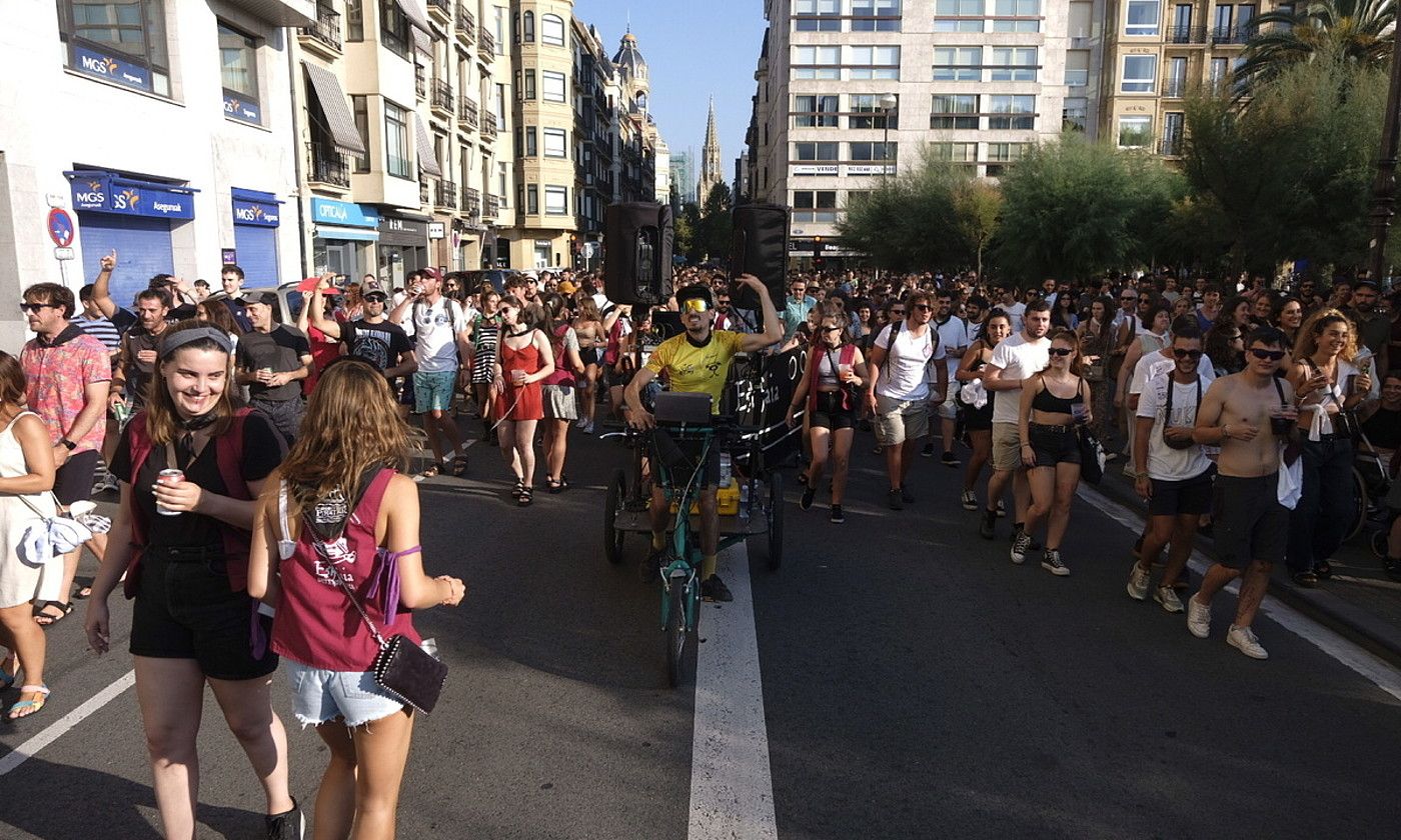 Donostiako piraten kalejira, DJ Reimyrekin Kontxako pasealekuan barrena, joan den abuztuan, Aste Nagusian. JON URBE / FOKU.