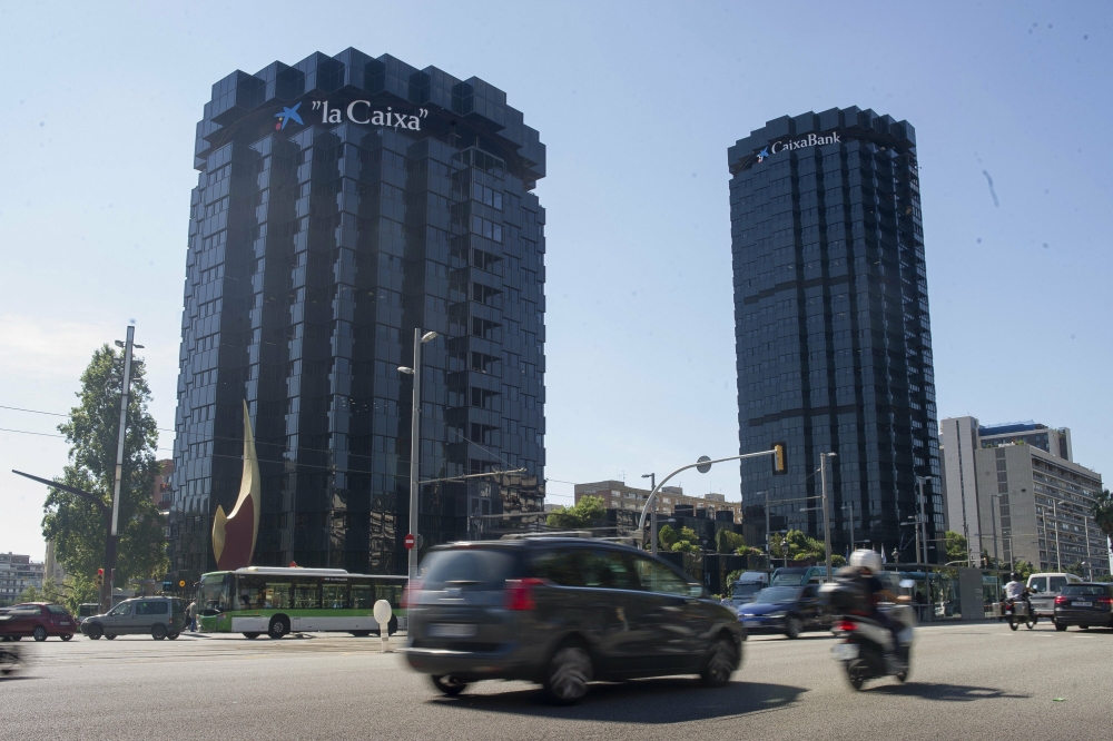 Caixabank-en eraikin nagusiak Bartzelonako Diagonal etorbidean. ENRIC FONTCUBIERTA / EFE Caixabank-en eraikin nagusiak Bartzelonako Diagonal etorbidean. ENRIC FONTCUBIERTA / EFE