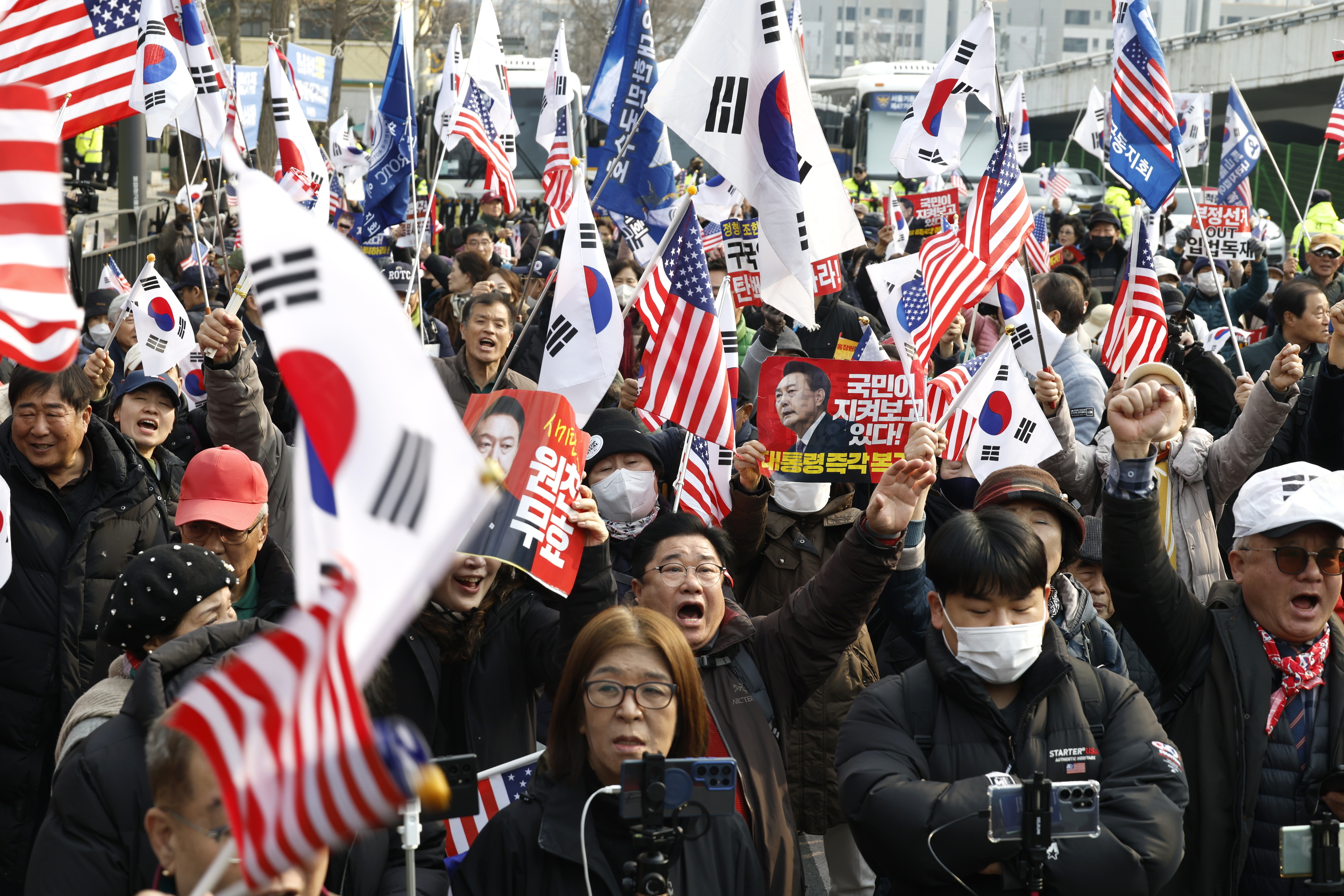 Hego Koreako presidente Yoon Suk-Yeolen jarraitzaileak, haren aldeko elkarretaratze batean, gaur, Seulen. JEON HEON-KYUN / EFE