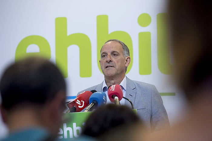 Adolfo Araiz parlamentaria, bozketaren emaitzen berri ematen. IñIGO URIZ, FOKU