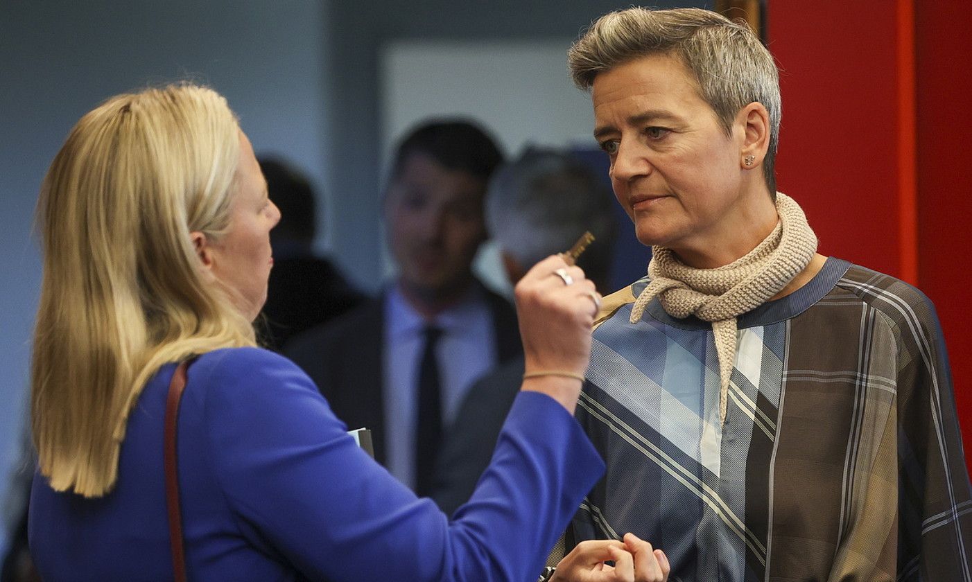Margrethe Vestager Europako Lehiarako komisarioa, ezkerrean, aurreko astean Europako Parlamentuan eginiko agerraldi batean. ULIEN WARNAND / EFE.