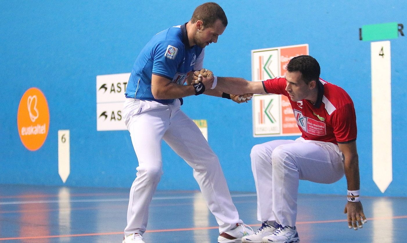Aitor Elordi, Erik Jakari altxatzen laguntzen, joan den larunbatean, Zallan. OSKAR MATXIN EDESA / FOKU.