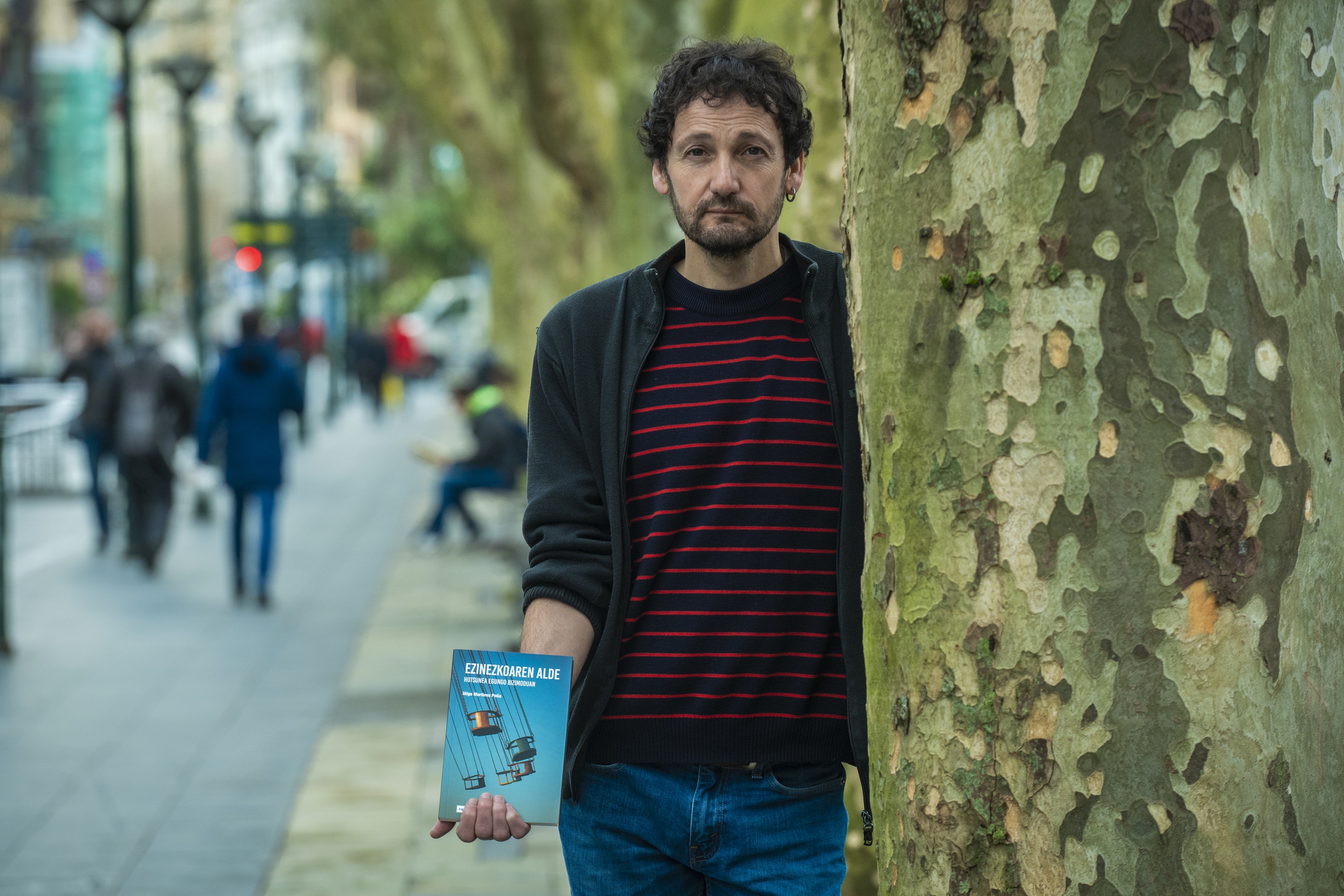  Iñigo Martinez Peña Donostiako Bulebarrean, 'Ezinezkoaren alde' liburu berria eskuetan duela. GORKA RUBIO / FOKU