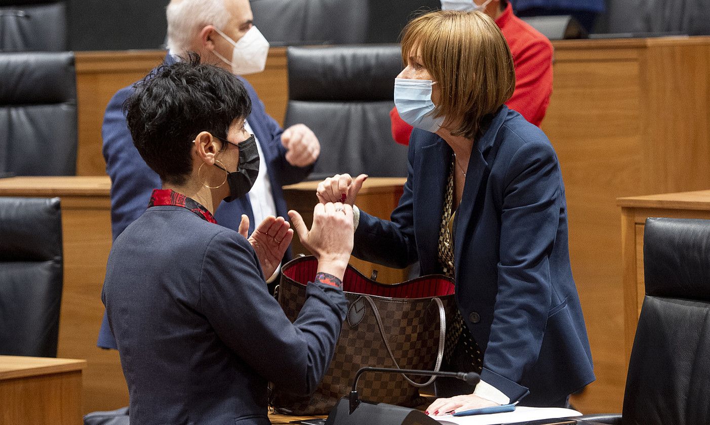 Elma Saiz kontseilaria eta Uxue Barkos, iaz, parlamentuan. IÑIGO URIZ / FOKU. Elma Saiz kontseilaria eta Uxue Barkos, iaz, parlamentuan. IÑIGO URIZ / FOKU.