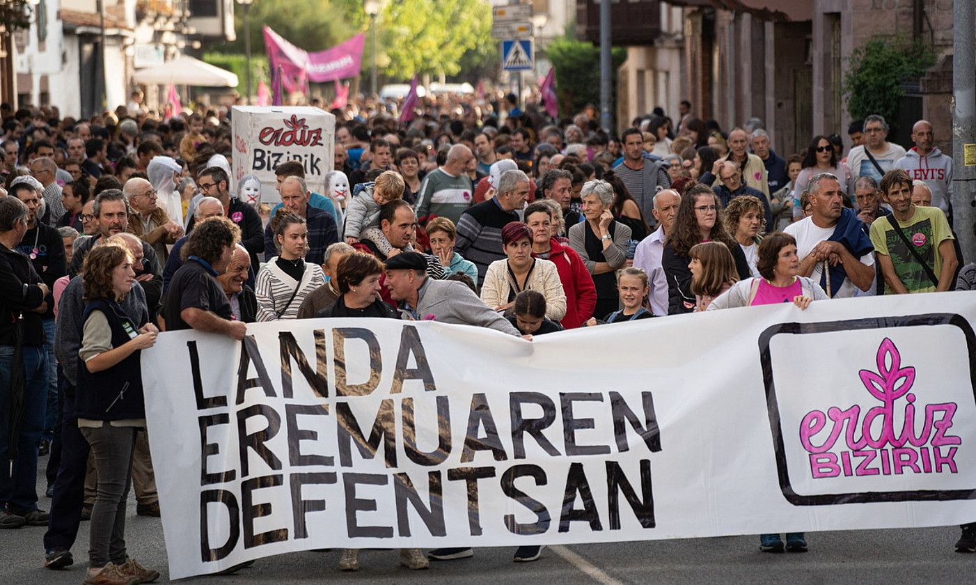 Erdiz Bizirik plataformak antolatutako manifestazioa, atzo, Elizondoko karriketan. JAGOBA MANTEROLA / FOKU.