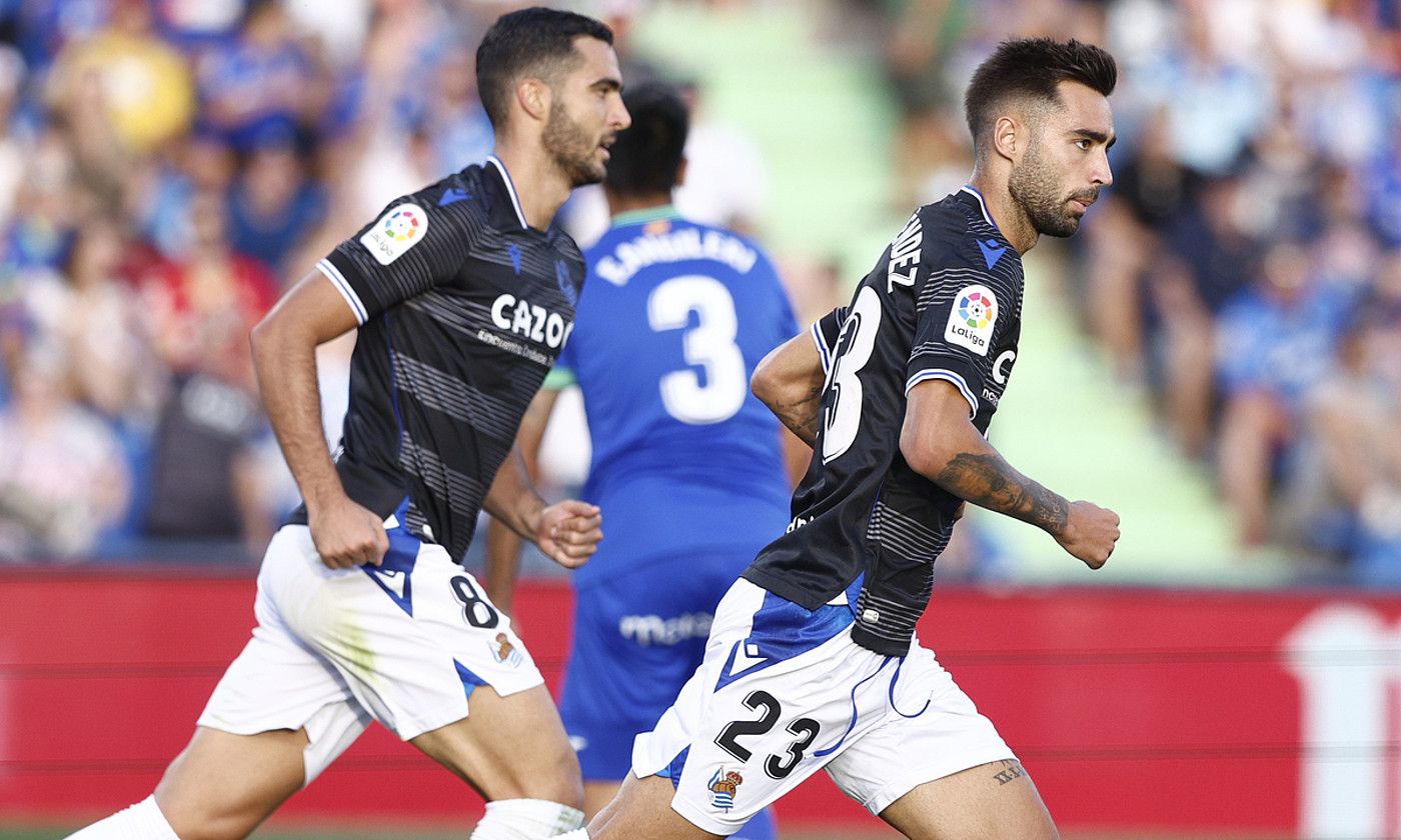 Mikel Merino eta Brais Mendez, Realaren zelai erdiaren iparrorratzetako bi. RODRIGO JIMENEZ / EFE.