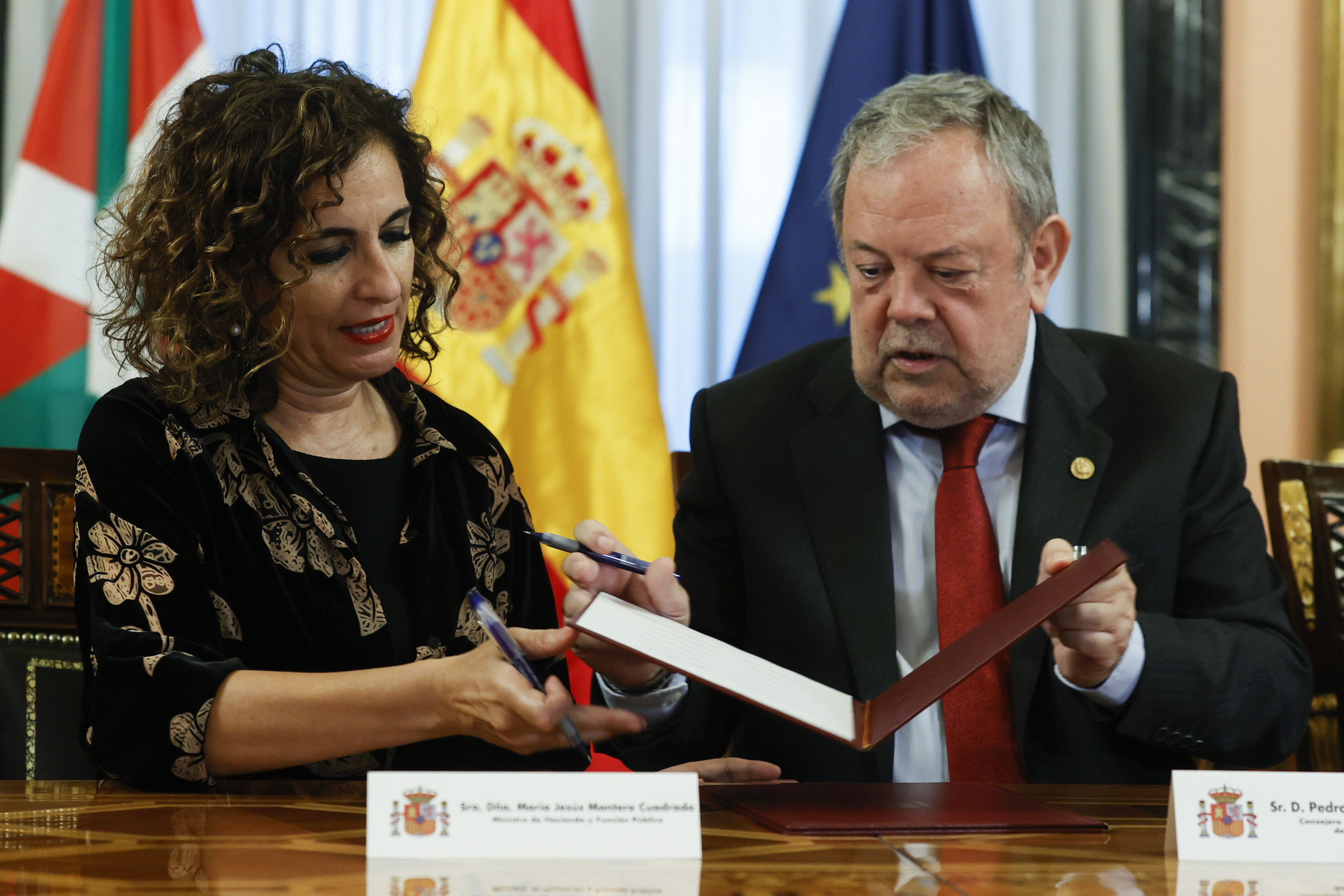 Montero eta Azpiazu Madrilen, 2020-2024 aldiko kupoa adosteko bileran. JAVIER LIZON / EFE