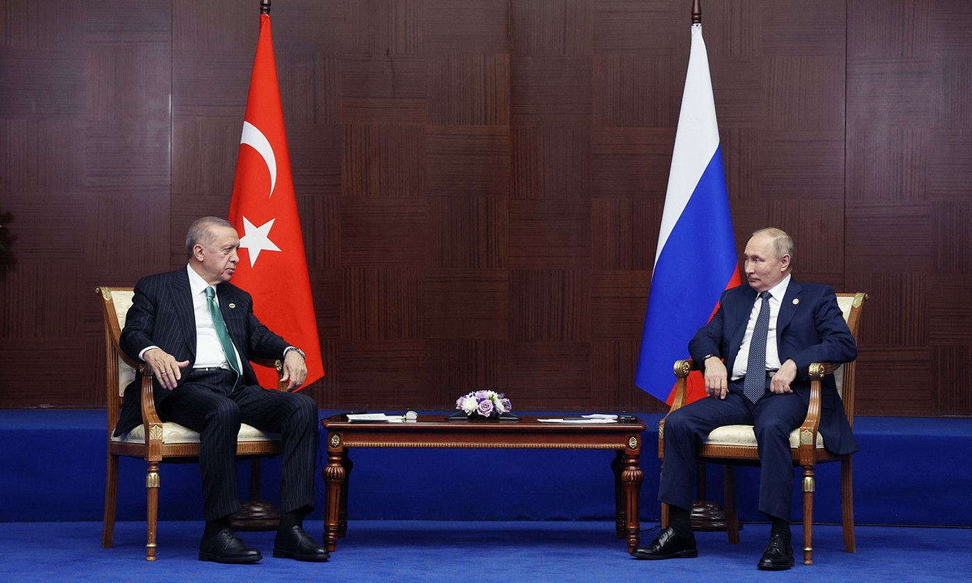 Recep Tayyip Erdogan Turkiako presidentea eta Vladimir Putin Errusiakoa, atzo, Astanan. VYATXESLAV PROKOFYEV / EFE.