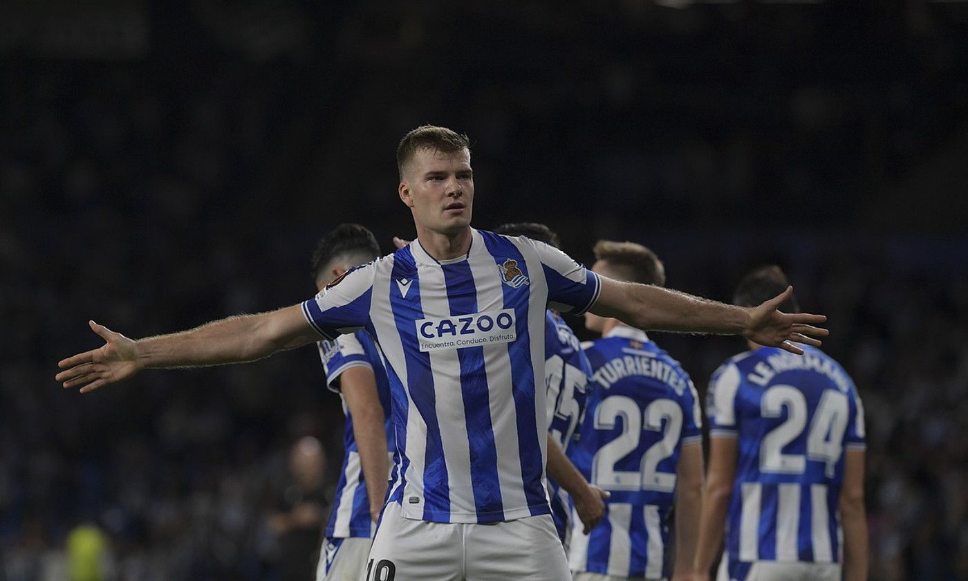 Alexander Sorloth gola ospatzen. Norvegiarrak egin zuen partidako lehendabizikoa. JON URBE / FOKU.