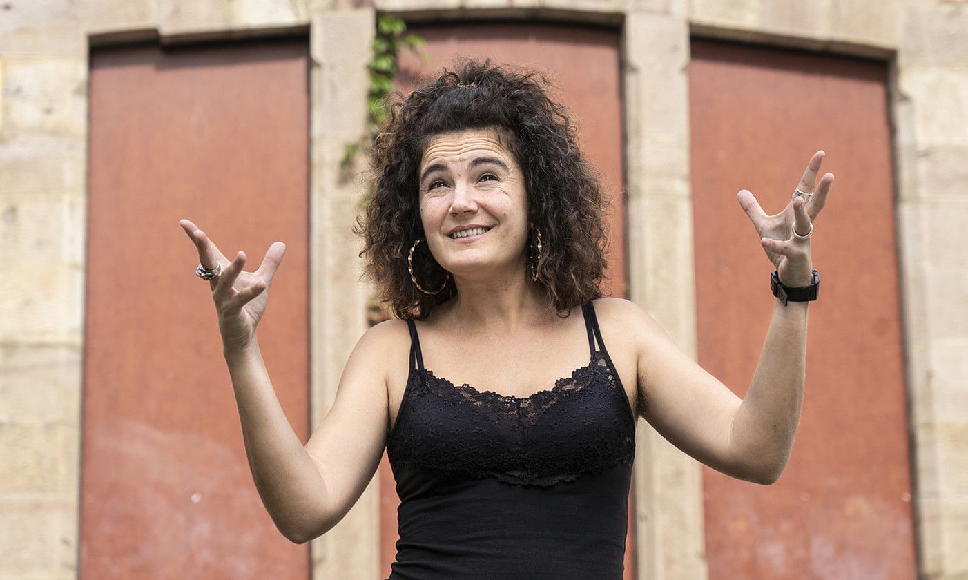 Harriak, jostorratzak eta zauriak lana aurkeztu du Mireia Delgadok. MARISOL RAMIREZ / FOKU. Harriak, jostorratzak eta zauriak lana aurkeztu du Mireia Delgadok. MARISOL RAMIREZ / FOKU.