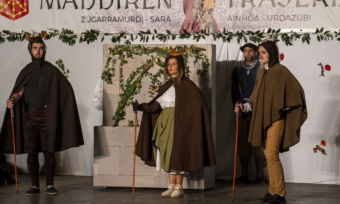 Maddi protagonista —Ameli Harotzarene— orein bilakaturik ageri da erdian, Lamiturriko ura edan ondotik. GORKA RUBIO / FOKU. Maddi protagonista —Ameli Harotzarene— orein bilakaturik ageri da erdian, Lamiturriko ura edan ondotik. GORKA RUBIO / FOKU.
