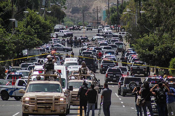 Polizia ugari Tijuanan hilketa baten berri izan ostean. JOEBETH TERRIQUEZ / EFE