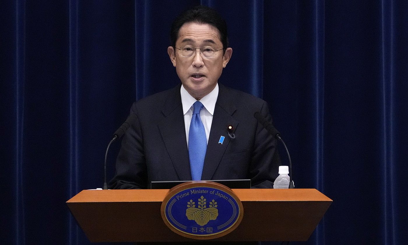 Fumio Kishida Japoniako lehen ministroa prentsaurreko batean, Tokion. SHUJI KAJIYAMA / EFE.