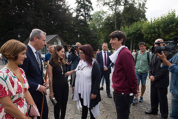 Etxeratek presoei buruzko txostena eman die instituzioetako ordezkariei. GORKA RUBIO, FOKU